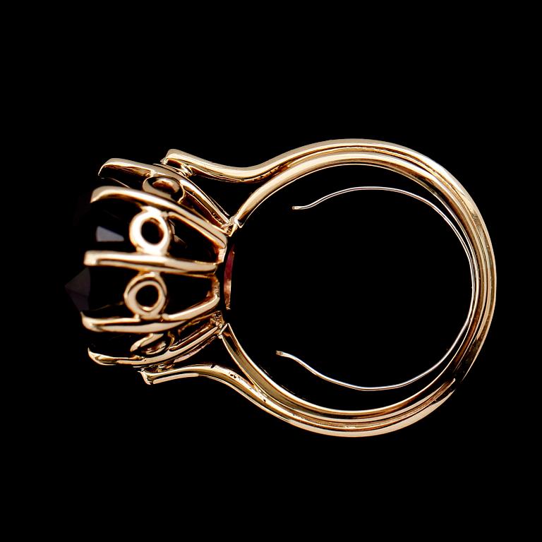 RING, 14 k guld, ametist 21.03 ct. Tot vikt ca 10 g.