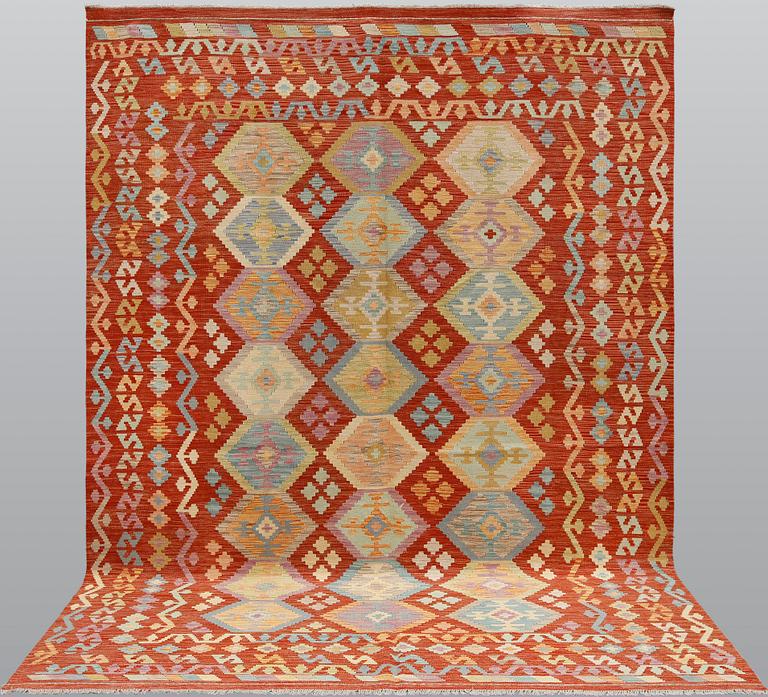 A kilim carpet, ca 292 x 213 cm.