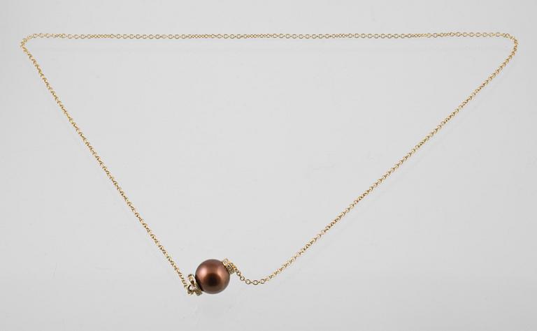 HÄNGE, 18K guld med odlad Tahiti-pärla  och briljantslipade diamanter 0.11 ct. Vikt 9,2 gram.