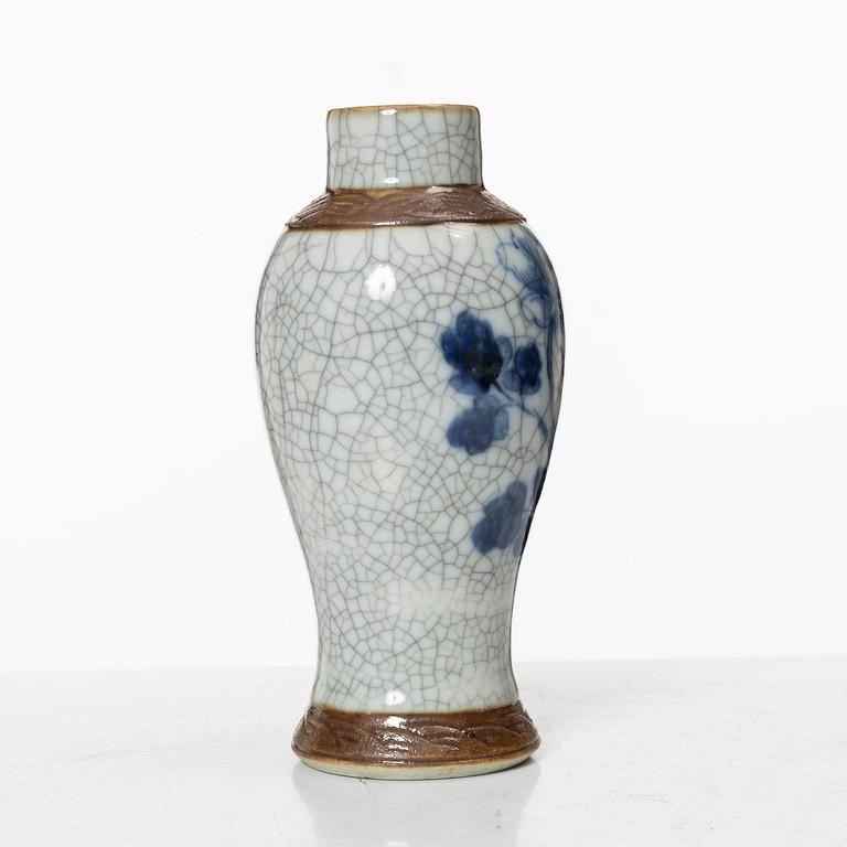 A Chinese porcelain vase and a bowl, around 1900.