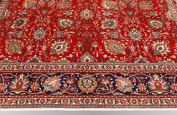 A carpet, Tabriz, ca 472 x 302 cm.