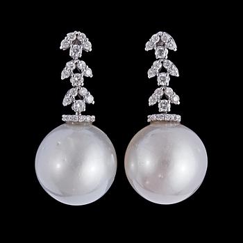 1018. A pair of cultured South sea pearl, 16 mm, and brilliant cut diamonds, tot. app. 0.80 cts.