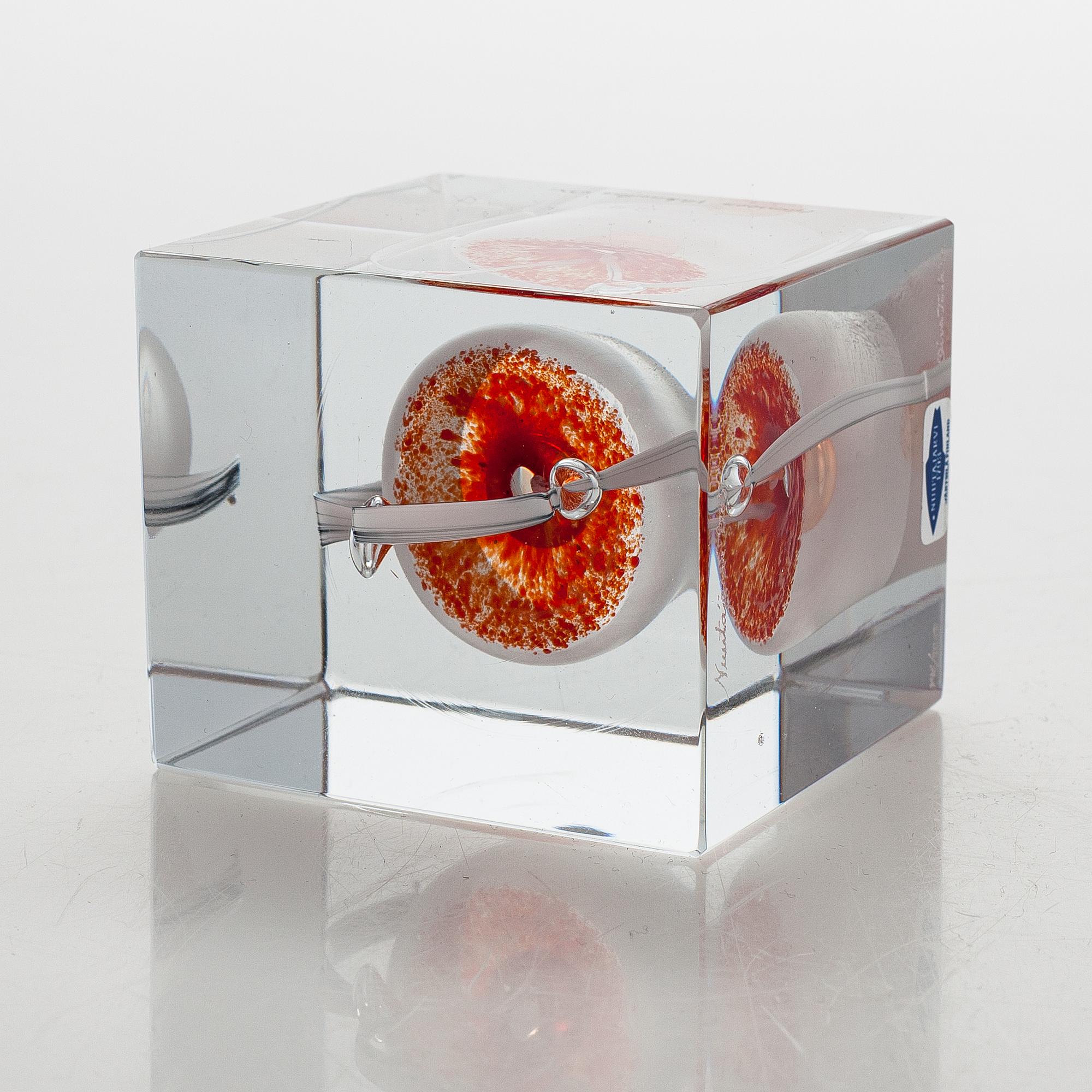 An annual glass cube, signed Oiva Toikka Nuutajärvi 1985, numbered 146/2000.