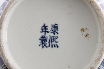 URNOR, ett par, porslin, Kina, 1800/1900-tal.