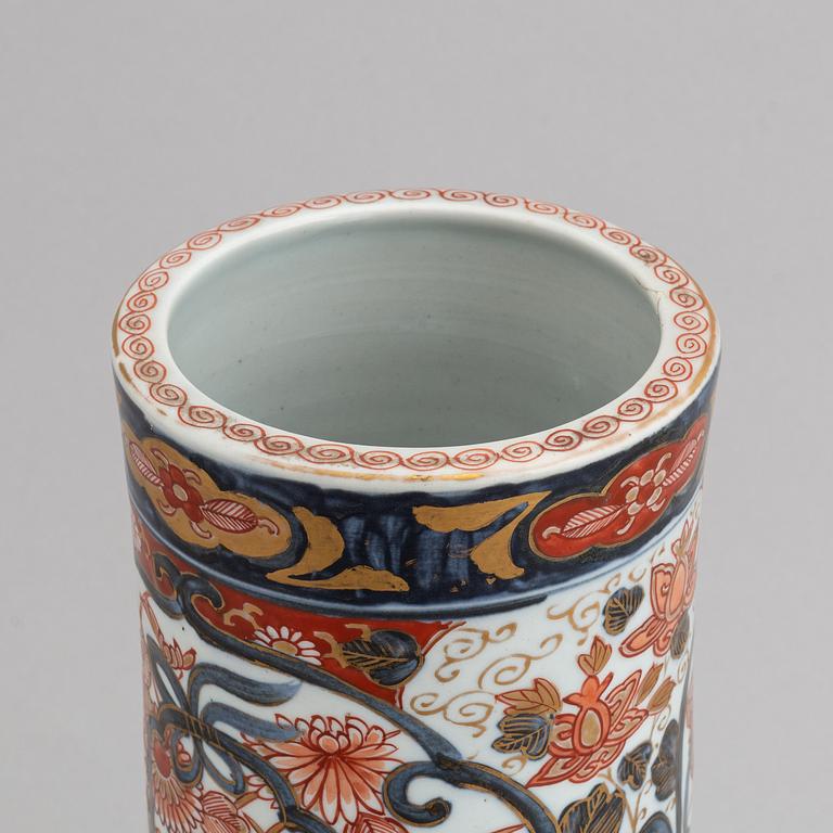 A japanese porcelain vase, Imari, 19th century.