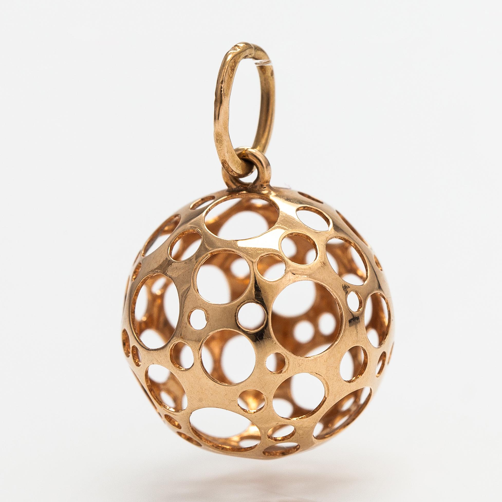 Liisa Vitali, Örhängen, 2 par, och hänge "Leppäkerttu". Westerback, Helsingfors.