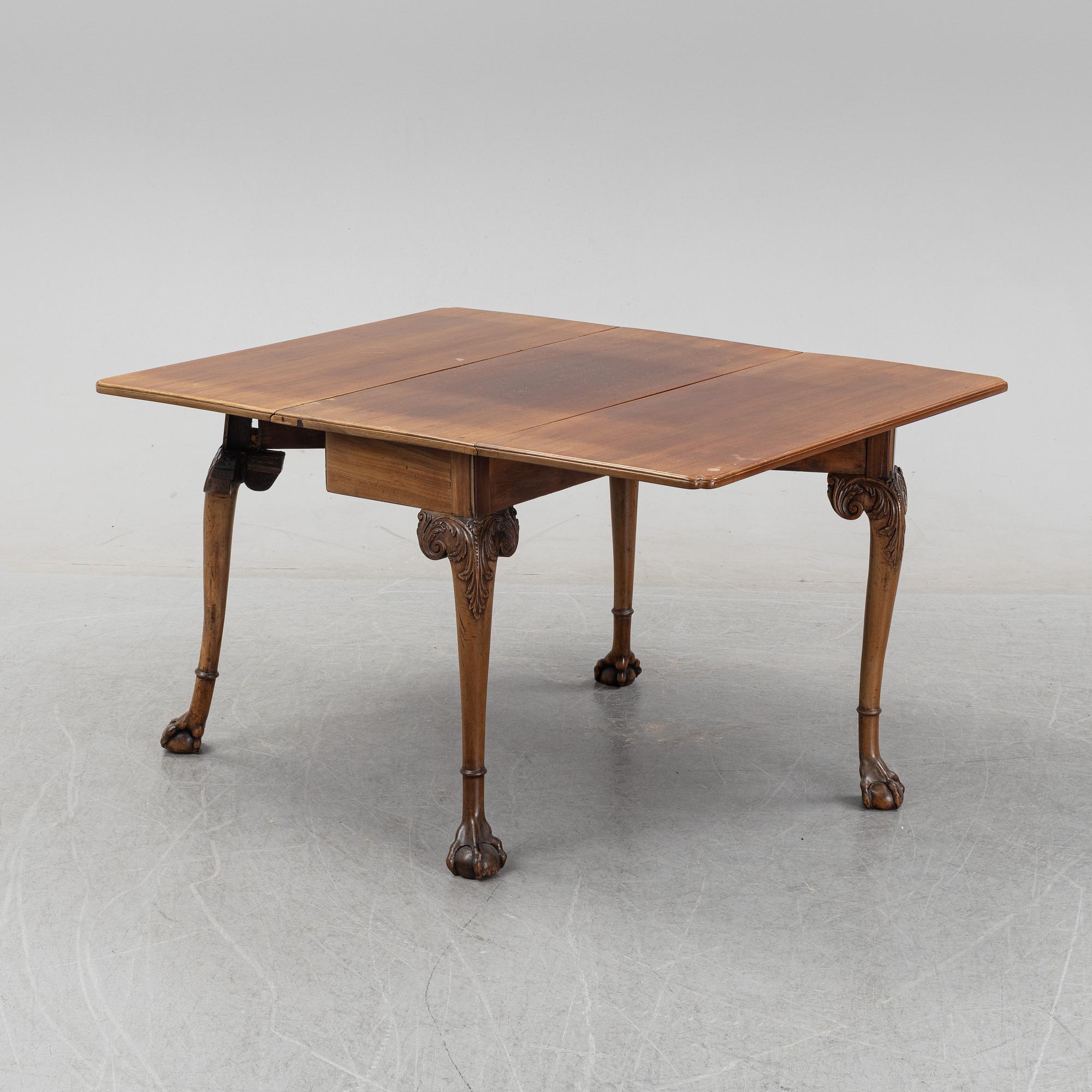 An English mahogany table, 19th Century.