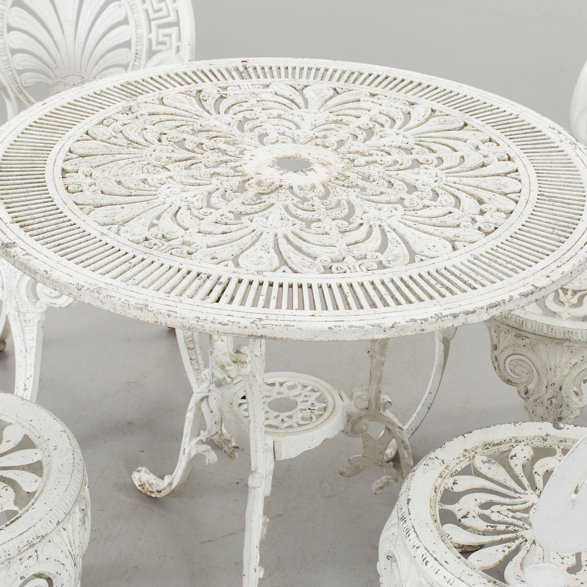 A SET OF FOUR GARDEN CHAIRS AND A GARDEN TABLE, second half of 20th century.
