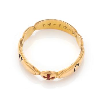 An 18K gold Masonic ring.