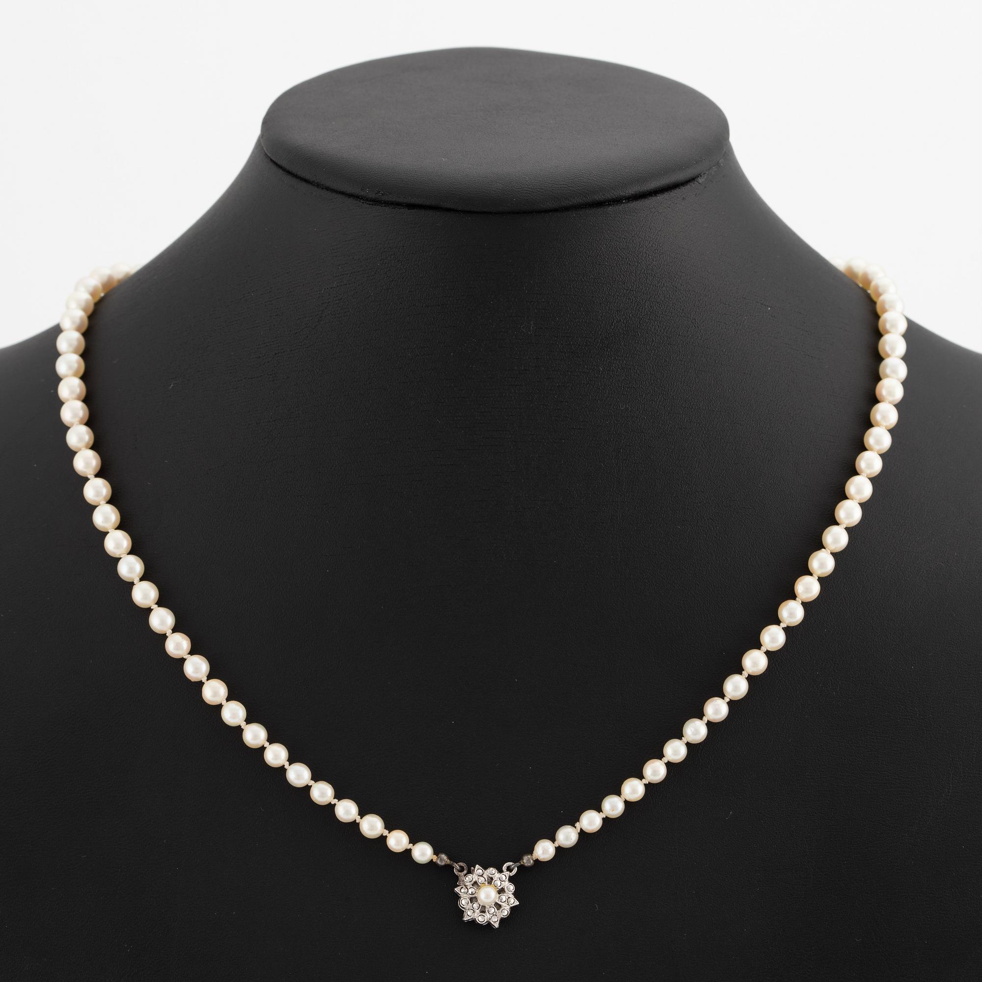 Pärlcollier, med doserade odlade pärlor, lås silver.