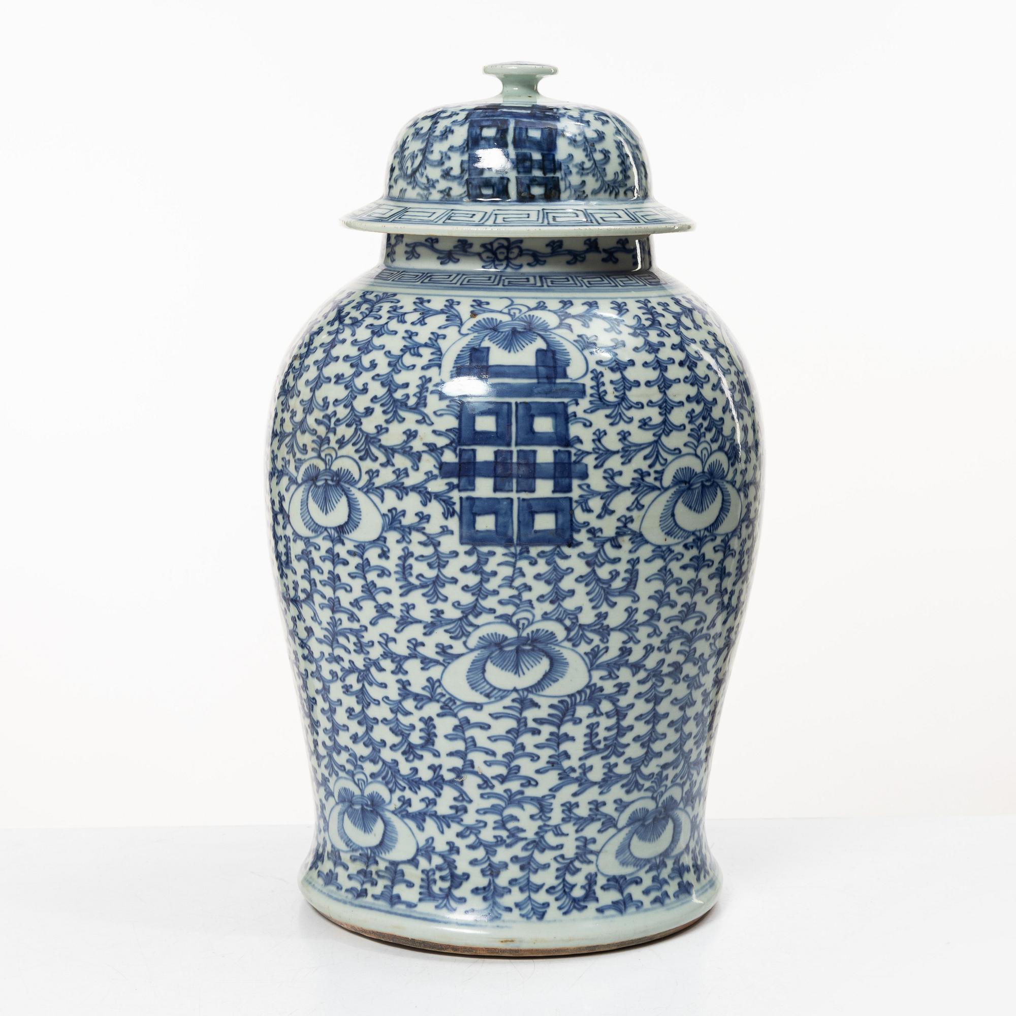 Urna med lock, porslin, Kina, Qingdynastin 1800-tal.