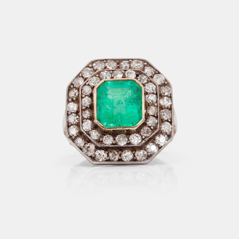 A circa 2.75 ct emerald and old-cut diamond ring. Total carat weight of diamonds circa 1.10 cts.