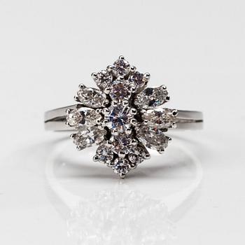 RING, 18K vitguld, briljant- samt markisslipade diamanter tot. ca 1,75 ct. Vikt 6 g.