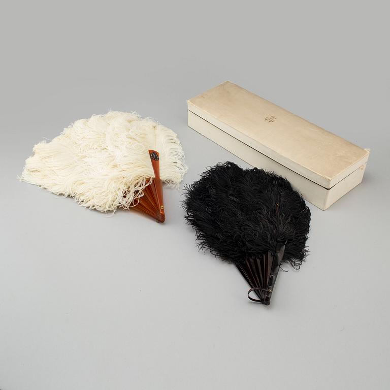 SOLFJÄDRAR, två stycken, struts och sköldpaddsskal. Tidigt 1900-tal.