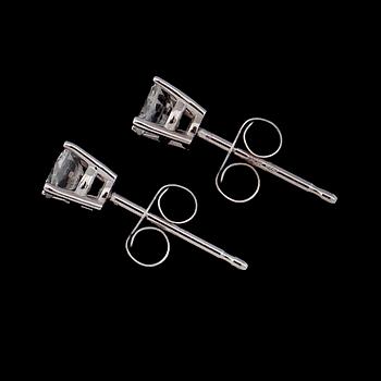 ÖRHÄNGEN, 1 par, 14K vitguld, briljantslipade diamanter tot ca 0.40 ct.
