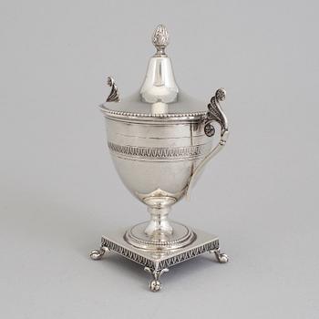 A SILVER SUGAR BOWL AND COVER, first half of the 20th century.