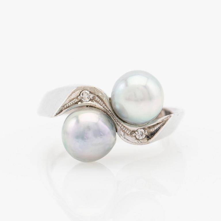 Ring, 18K white gold with cultured pearls and brilliant-cut diamonds.
