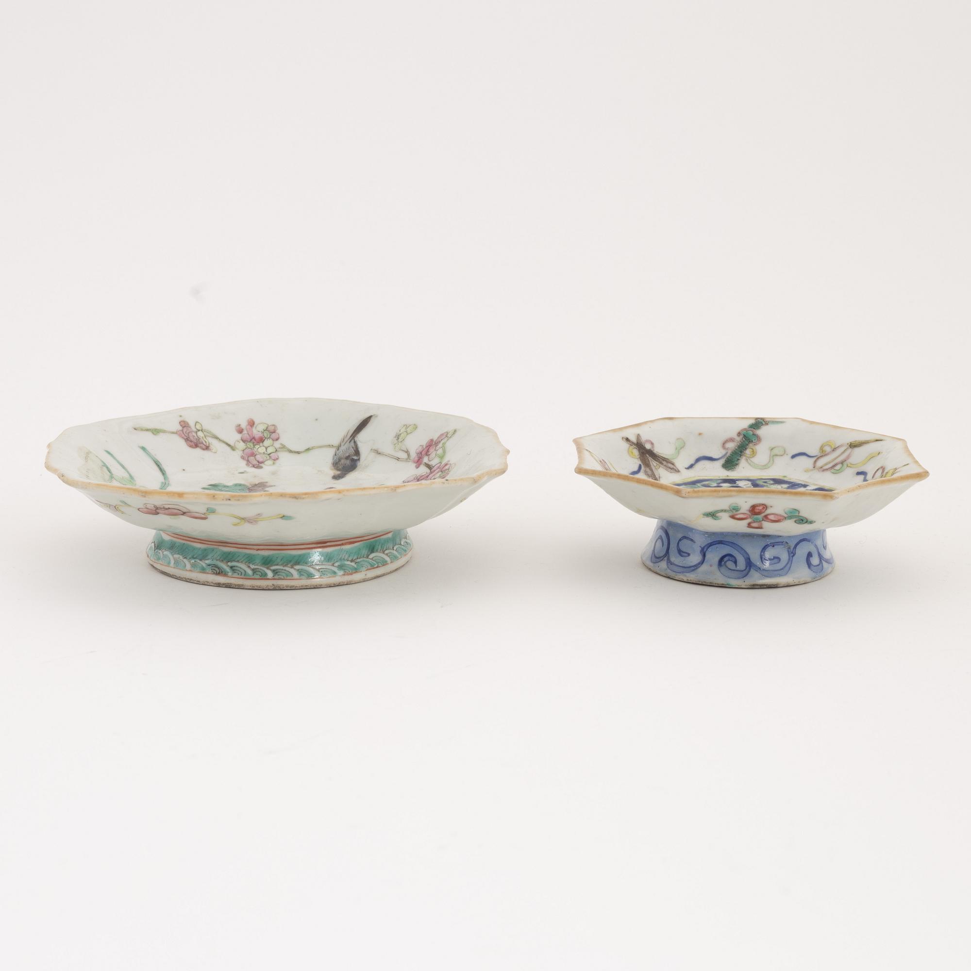 A set of two serving dishes and a teapot, 19th/20th century.