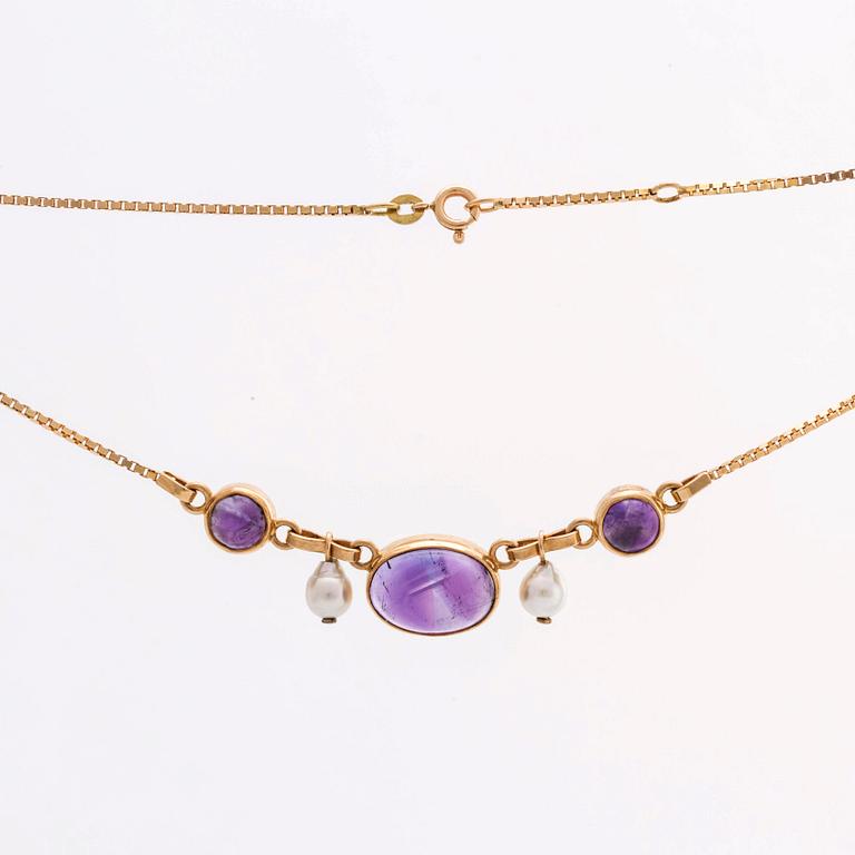 NECKLACE 18K gold w 1 larger amethyst approx 15 x 10 mm abd 2 smaller amethysts and 2 cultured pearls approx 6 mm.