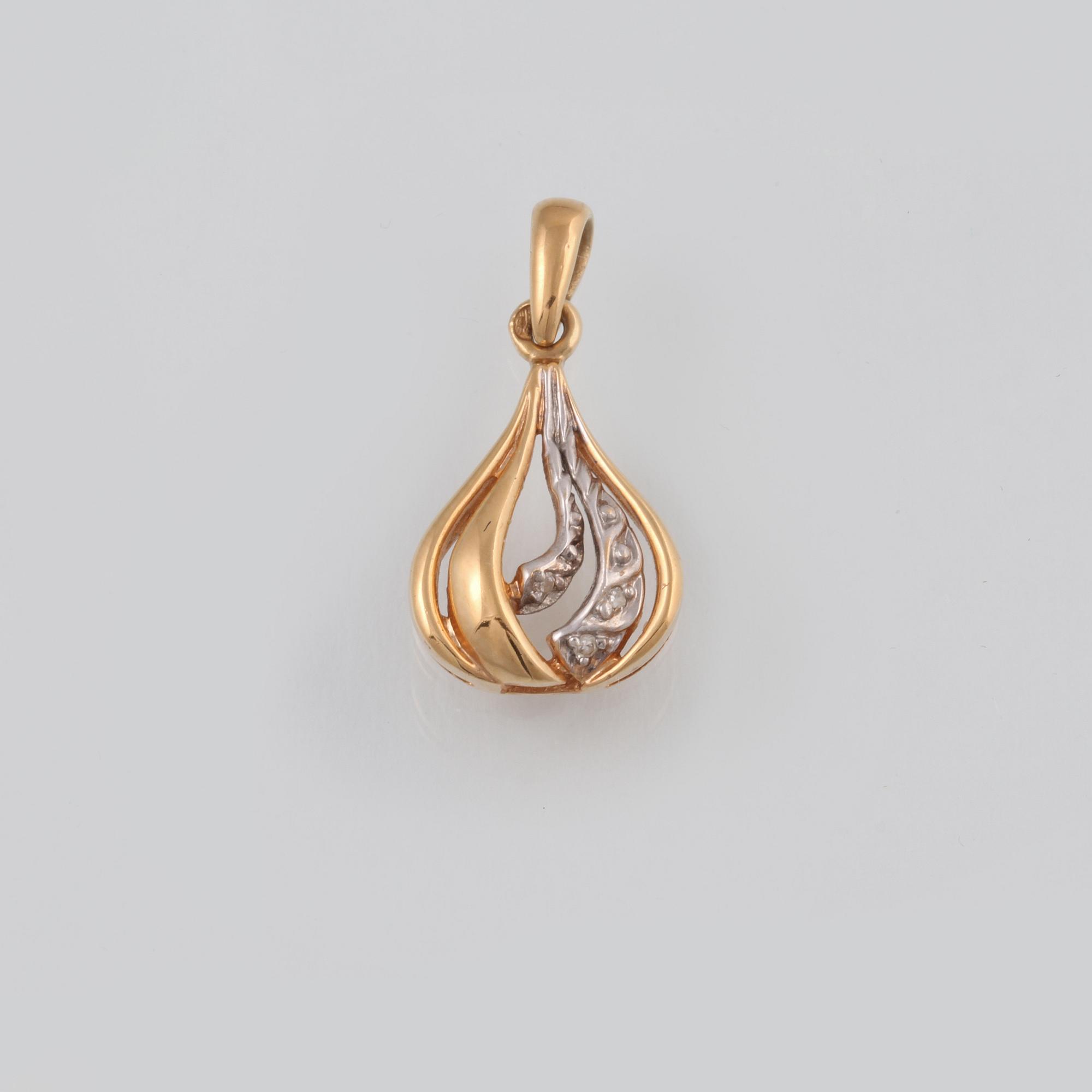 HÄNGE, 18K guld med 3 åttkantslipade diamanter, kattfotstämplat. Vikt 1,4 gram.