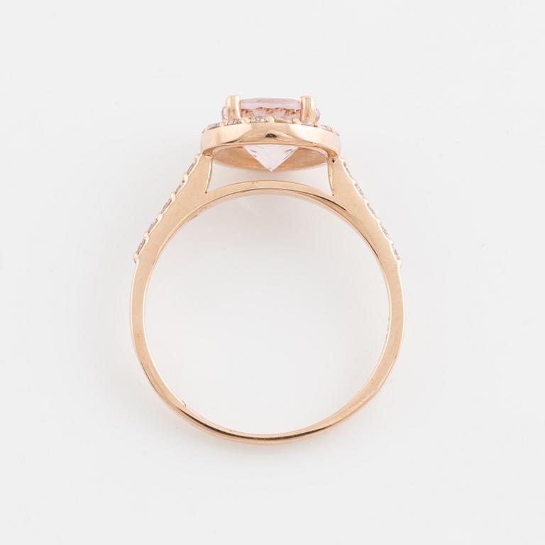 Ring, med morganit och briljantslipade diamanter.