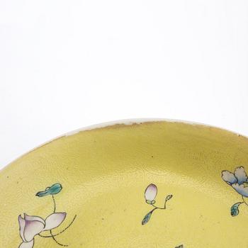 Skålfat ett par snarlika  Qing-dynastin  omkring 1900 Qianlongs märke porslin.