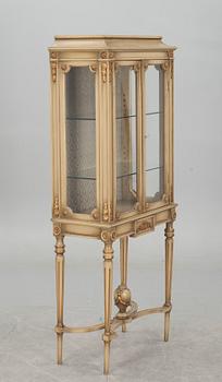 VITRINSKÅP, gustaviansk stil, 1900-talets första hälft.