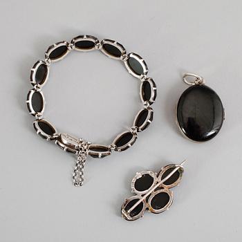 ARMBAND, HÄNGE SAMT BROSCH, silver, sekelskiftet 1900.