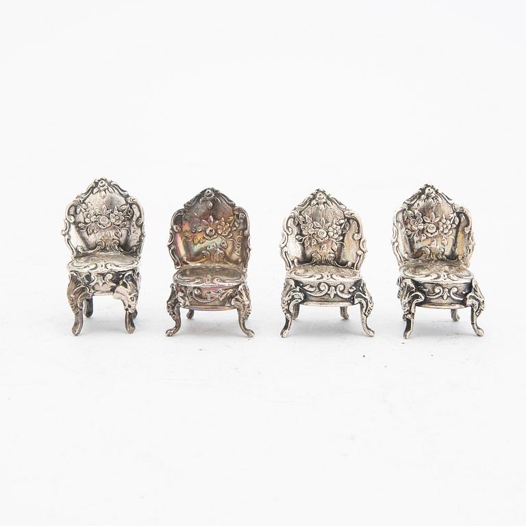 An early 20th century set of eight miniature furnitures in silver, weight 158 grams.