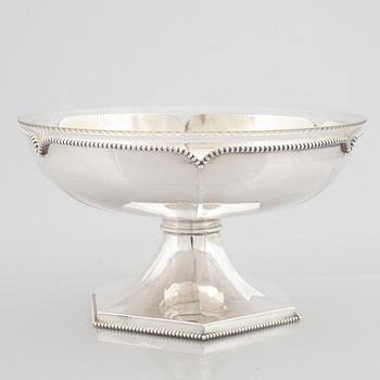 A footed silver bowl with glass insert, C.G.hallberg, Stockholm, Sweden, 1917.