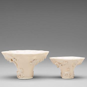 VINOFFERBÄGARE, två stycken, blanc de chine. Qingdynastin, Kangxi (1662-1722).