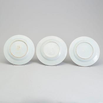 TALLRIKAR, tre stycken, kompaniporslin. Qingdynastin, tidigt 1700-tal.