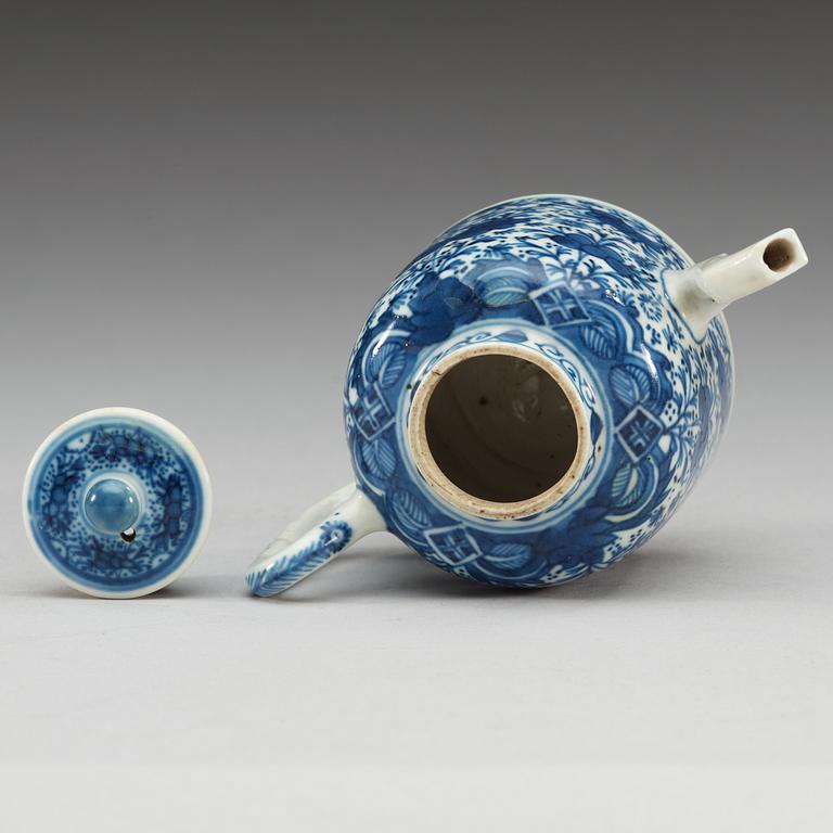 A blue and white tea pot with cover. Qing dynasty, Kangxi (1662-1722).