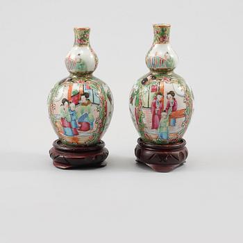 VASER, ett par, porslin, Kina, 1800-talets slut.