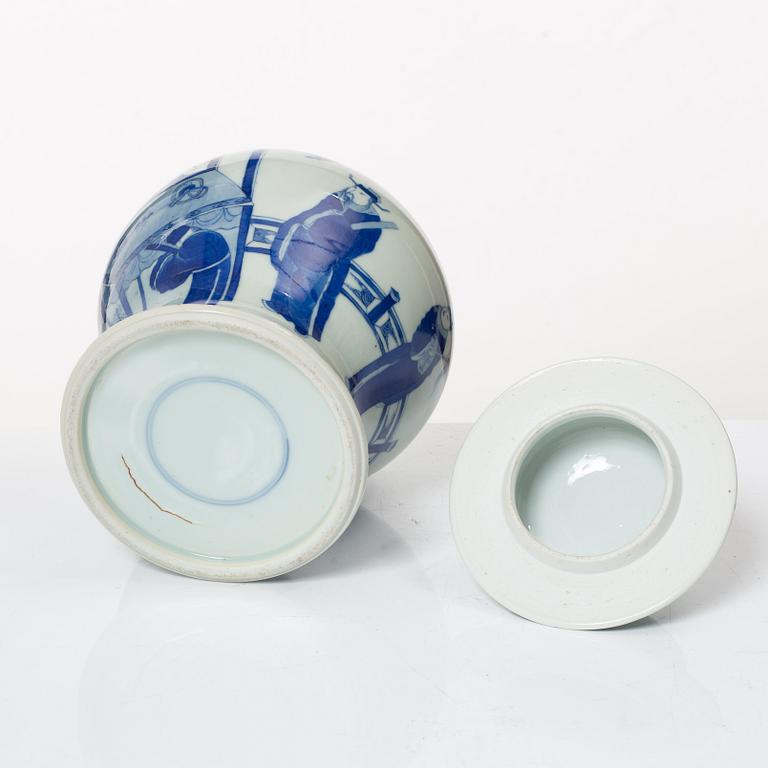 A blue and white jar with cover, late Qing dynsty, circa 1900.