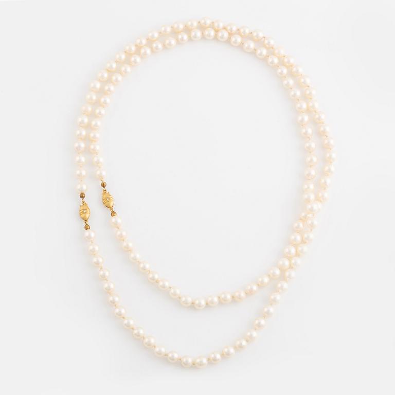 Cultured pearl necklace, clasp 18K gold with brilliant cut diamonds.