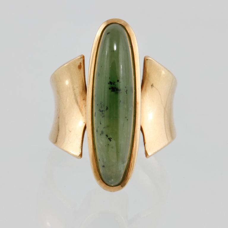 RING, 18K guld med cabochonslipad grön sten, utländska stämplar. Vikt 16,0 gram.