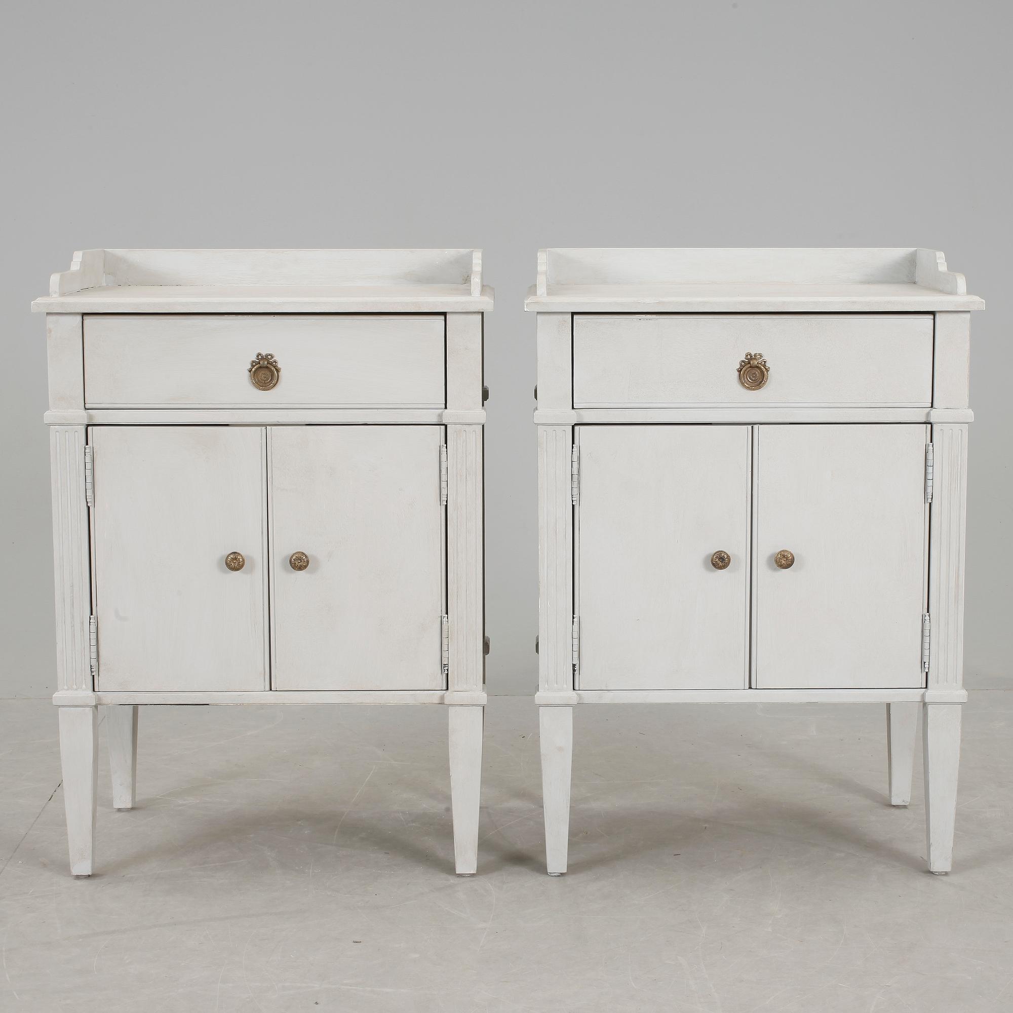 POTTSKÅP, ett par, gustaviansk stil, 1900/2000-tal.