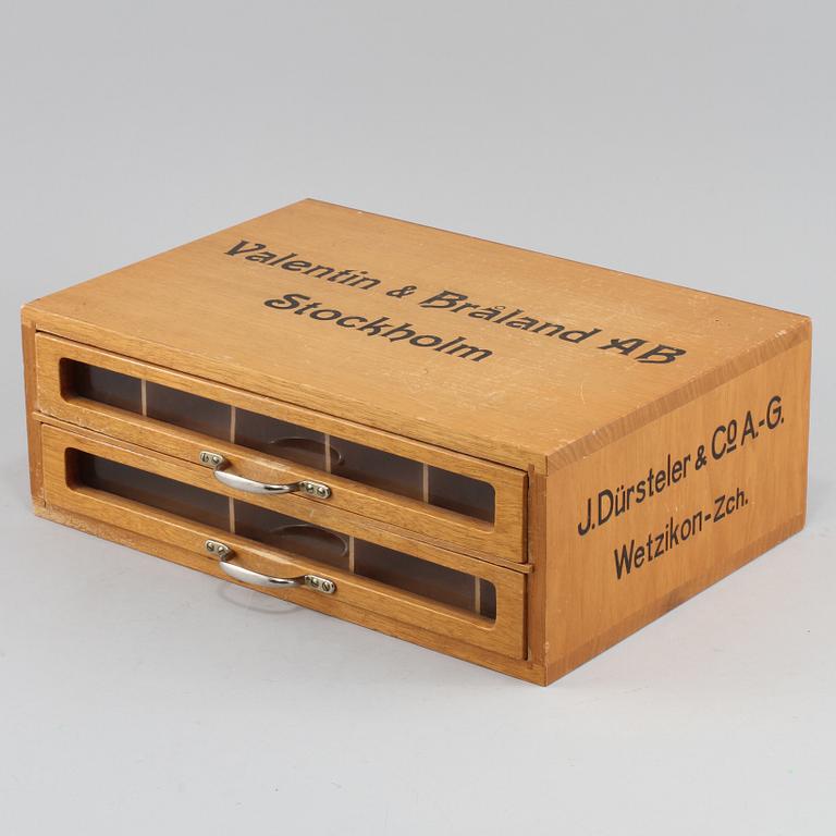 FÖRVARINGSLÅDA, Valentin & Bråland AB, Stockholm, omkring 1900-talets mitt.
