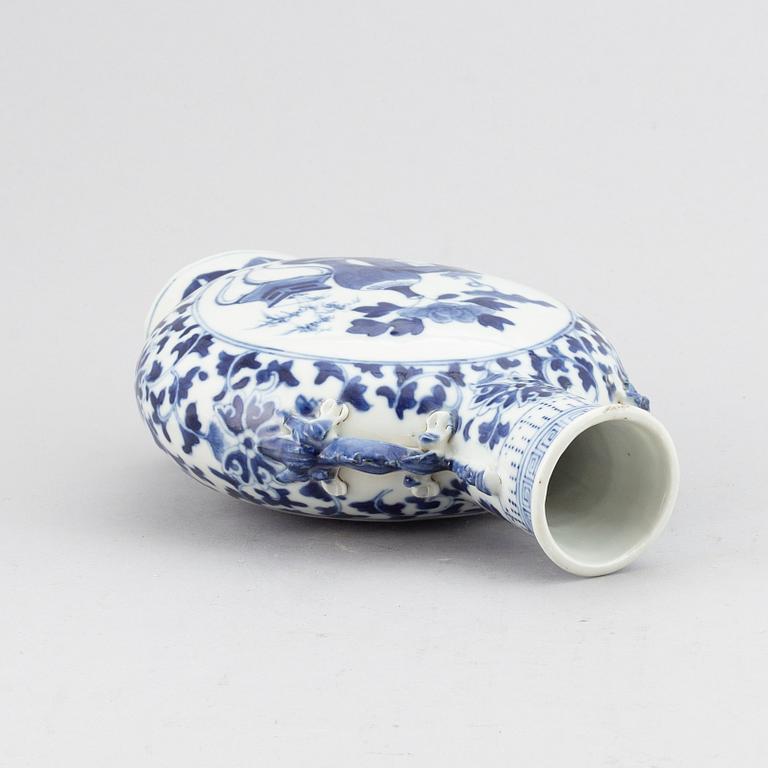 A blue and white moon flask/vase, Qing dynasty, Guangxu (1875-1908).