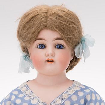 A Heinrich Handwerk bisque porcelain doll head, Germany, ca 1900.