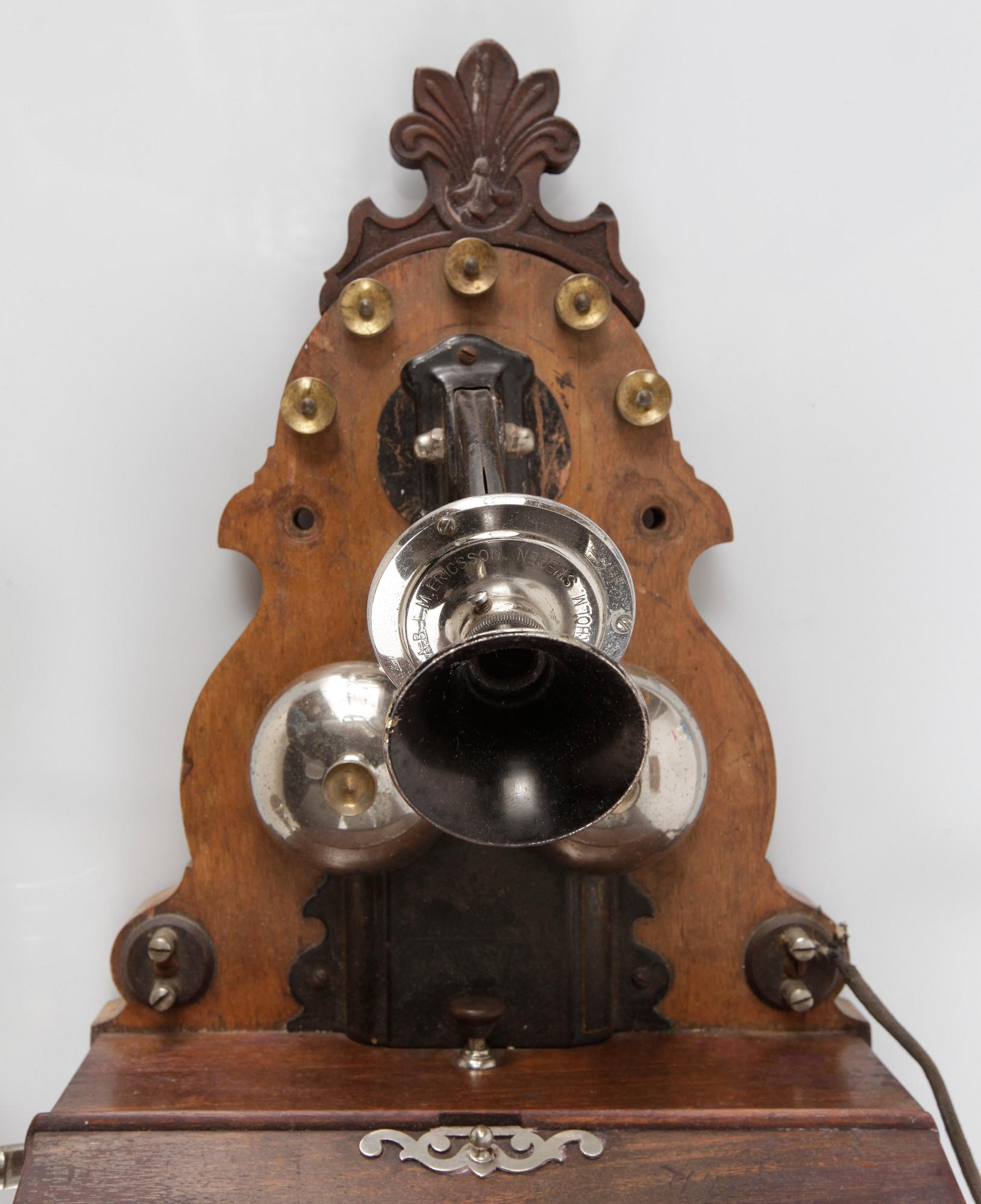 VÄGGTELEFON. LM Ericsson, sekelskiftet 1900.