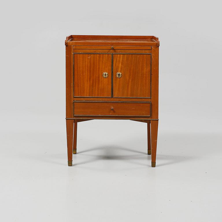 POTTSKÅP, gustaviansk stil, 1900-talets början.