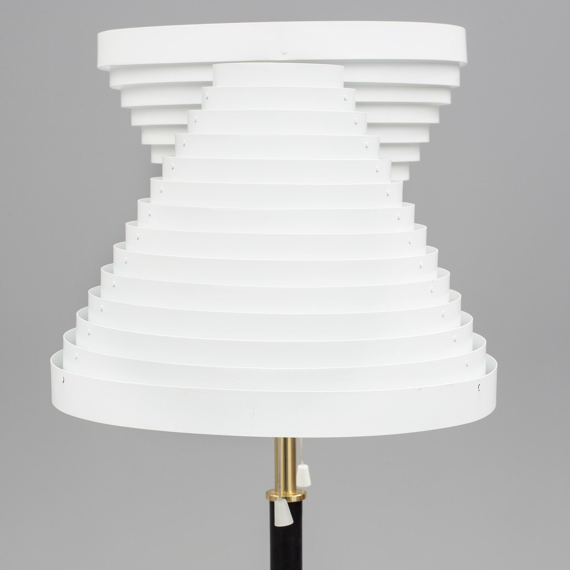GOLVLAMPA, "modell A810", Alvar Aalto, Artek, Finland, 1900-talets andra hälft.
