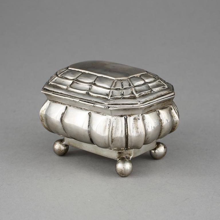 SKRIN, silver, rokokostil, sannolikt Tyskland, svenska importstämplar. 1900-tal. Vikt ca 264 gram.