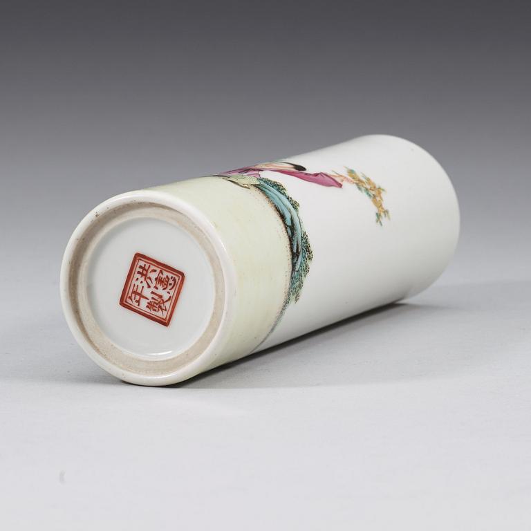 A Chinese vase, 20th Century.