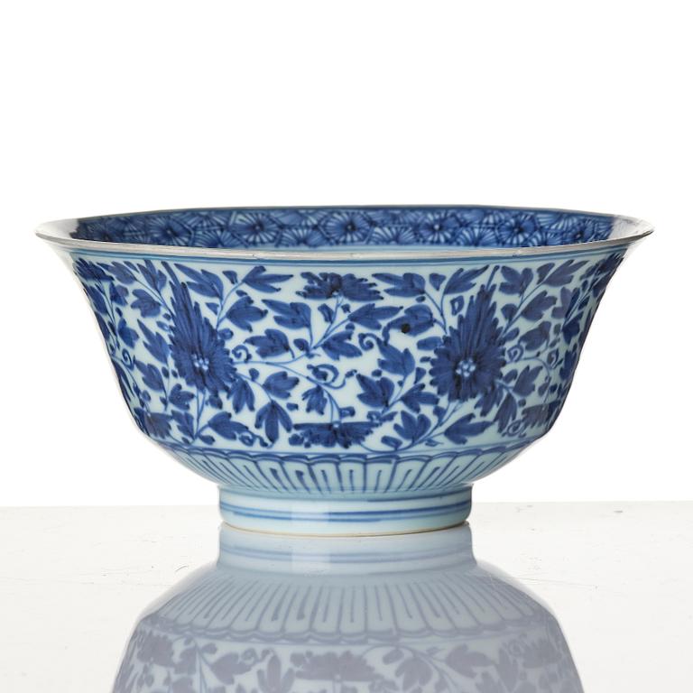 A Chinese blue and white bowl, Qing dynasty, around 1800.