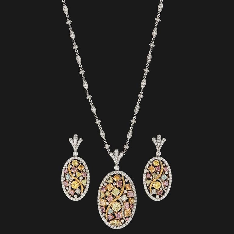 A set of fancy pink, blue and yellow diamond necklace and earrings, tot. 12.50 cts.