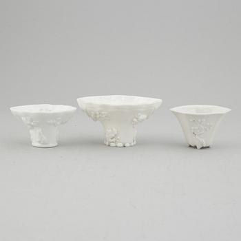 Vinofferbägare, 3 st, blanc de chine. Qingdynastin, 1700/1800-tal.