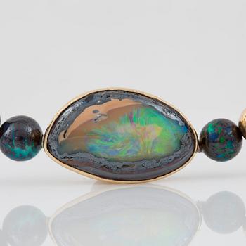 COLLIER med kulor i boulderopal Ø 17.3-5.3 mm, samt kulor i guld. Tillverkad av Gaudi, Stockholm 1989.